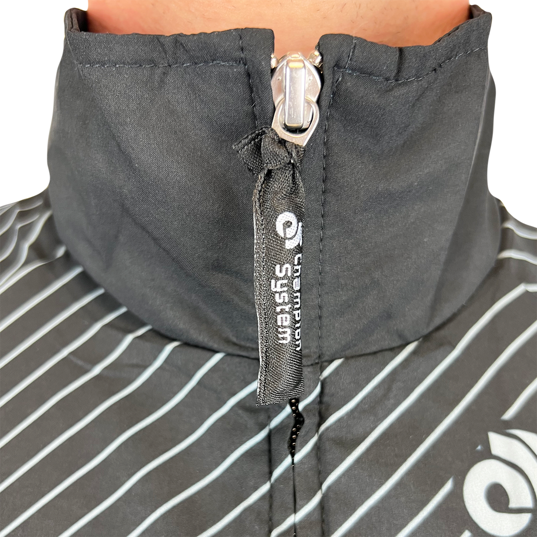 Techウィンドジャケット